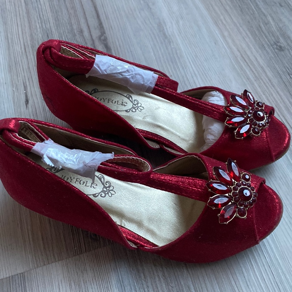 Joyfolie red fancy, kitten heel shoe, size T 9. Brand new w/o tags